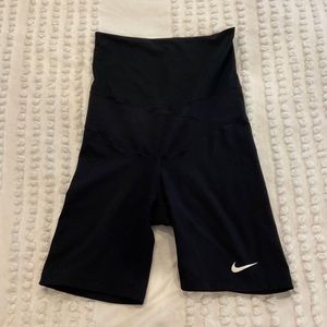 Nike 7 inch maternity biker shorts, size small